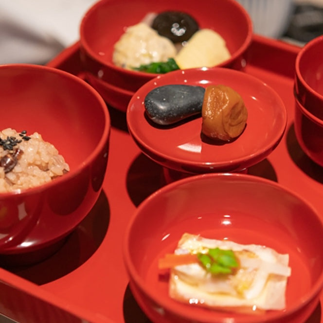 お食い初めでは何をすればいい? 由来や必要なものなどの基本を紹介