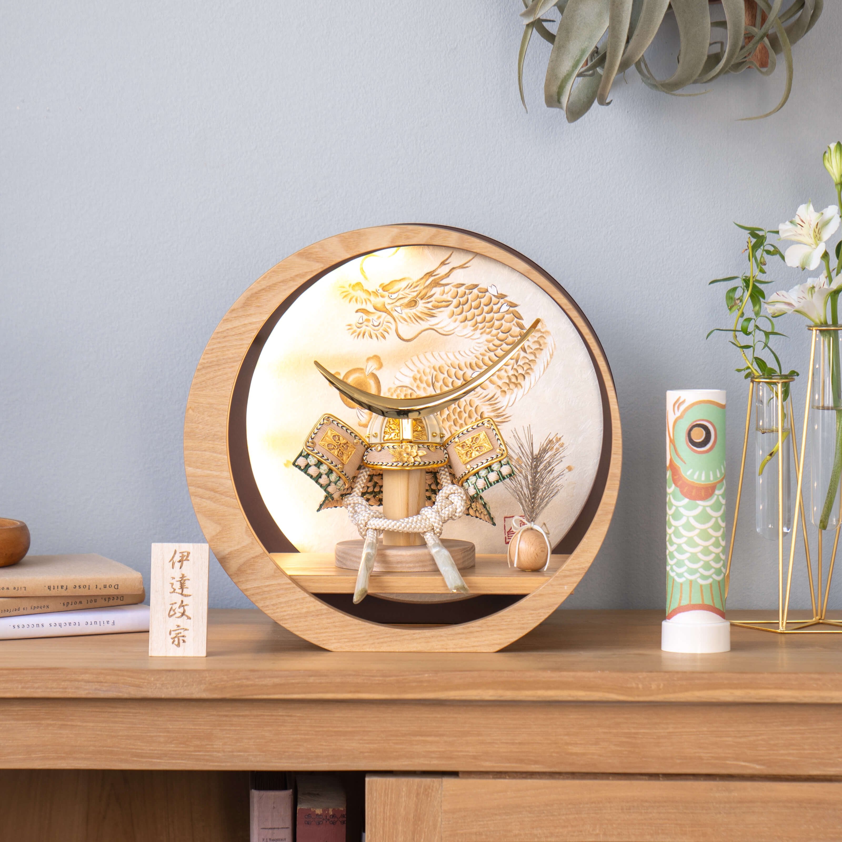 ことのオリジナル兜 伊達政宗 灯月型飾台 手描龍