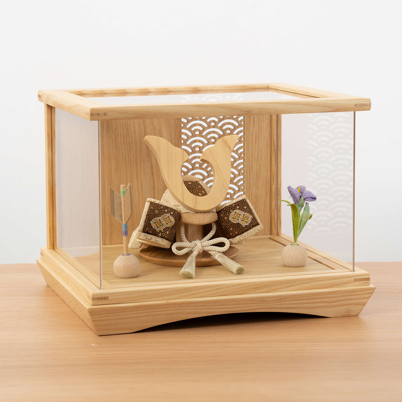 ことの木目込かぶと つき 鍬形 円ケース 青海波