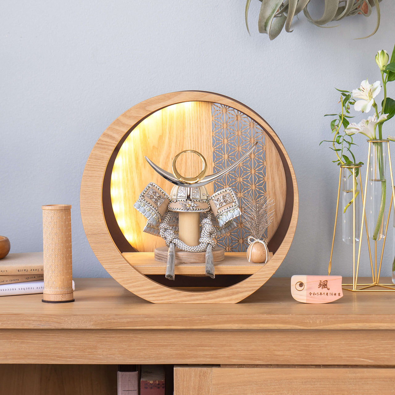 ことのオリジナル兜 上杉謙信 灯月型飾台 麻の葉