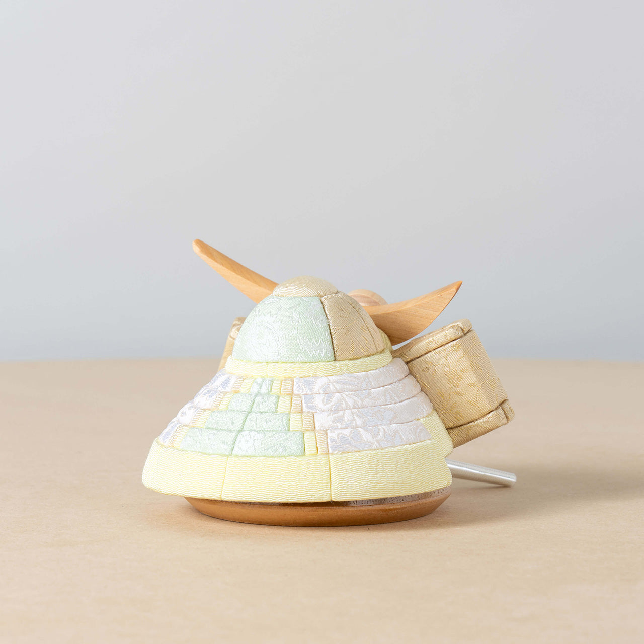 ことの木目込かぶと だいち 上杉謙信 円ケース 青海波