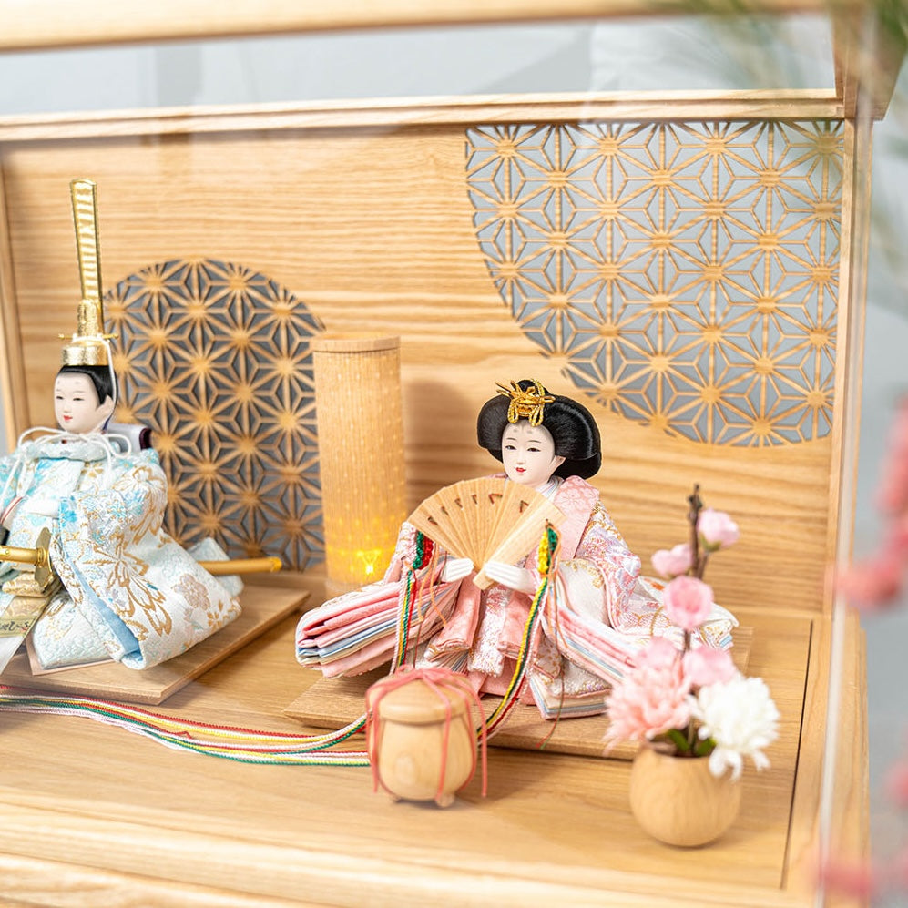 知っているのと知らないのとでは大違い！「取付け型」と「出し飾り型」雛人形の違い