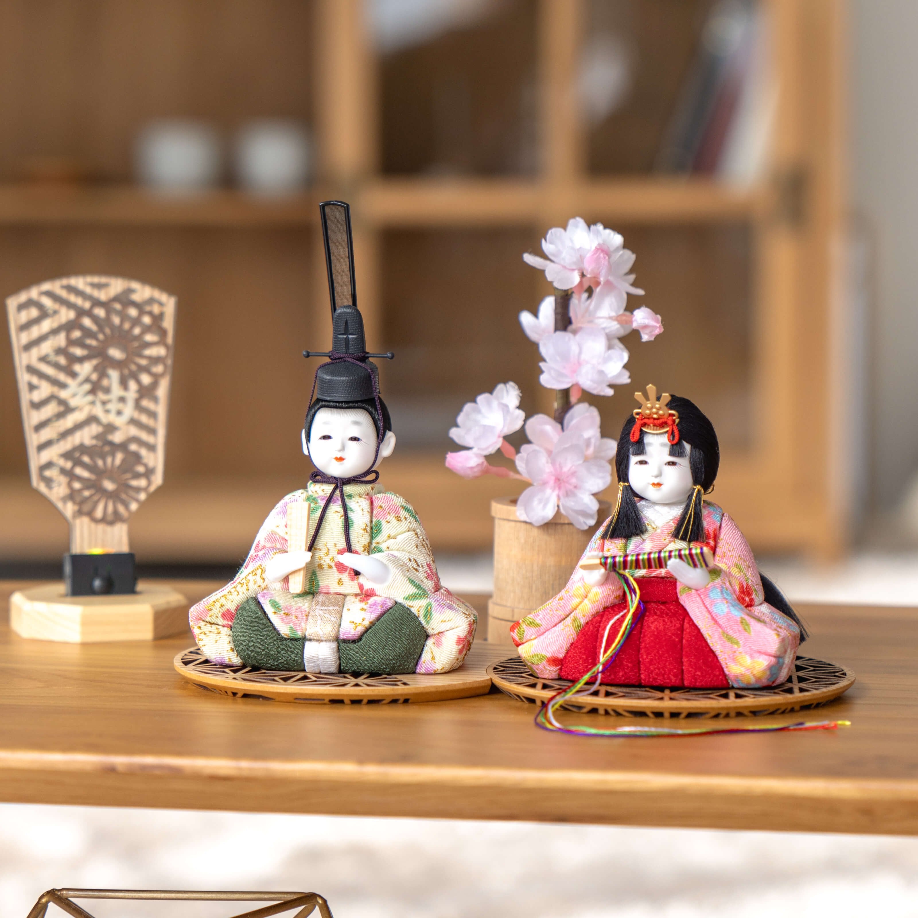 ことの木目込ひな　もも　円形重ね麻の葉玉台