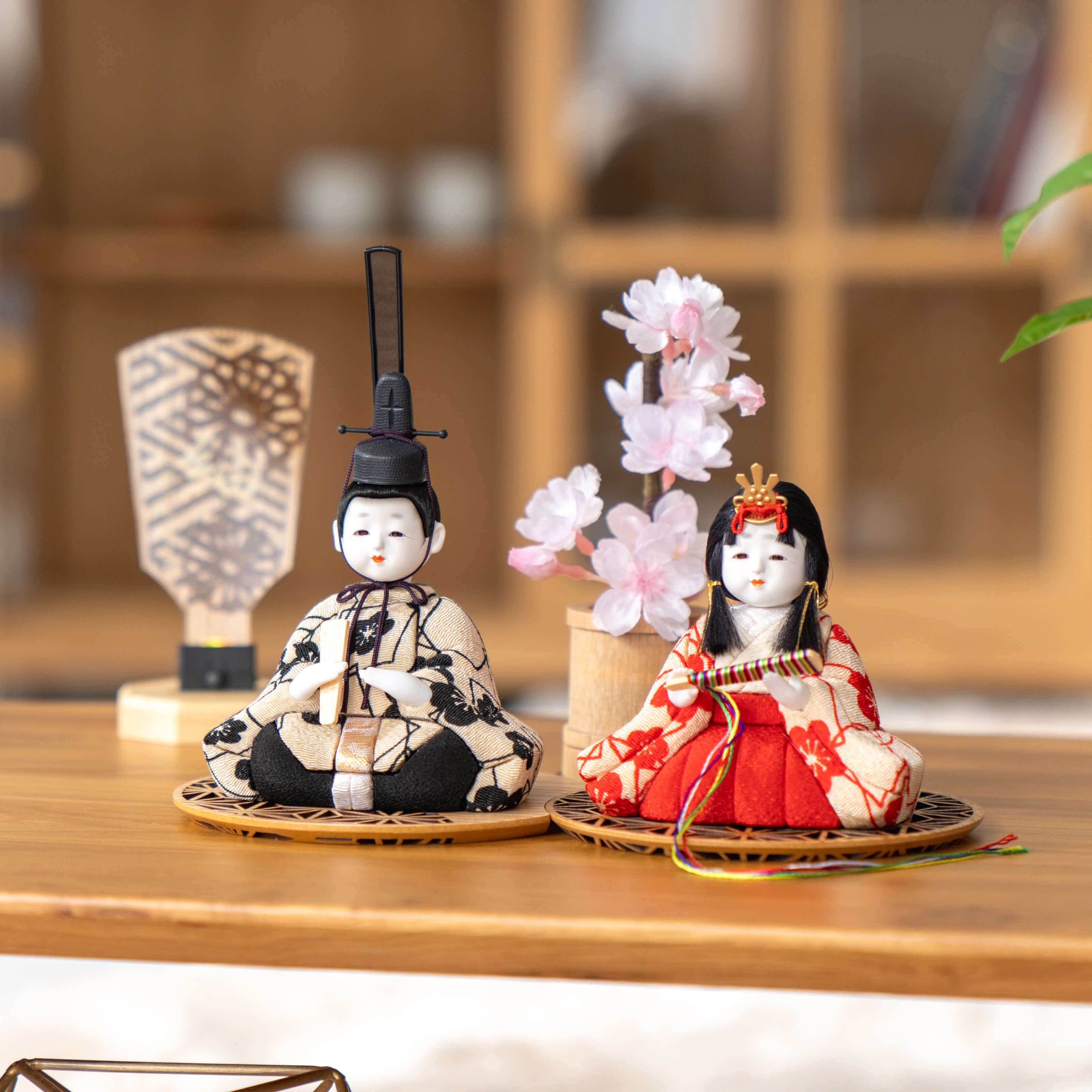 ことの木目込ひな　うめ　円形重ね麻の葉玉台