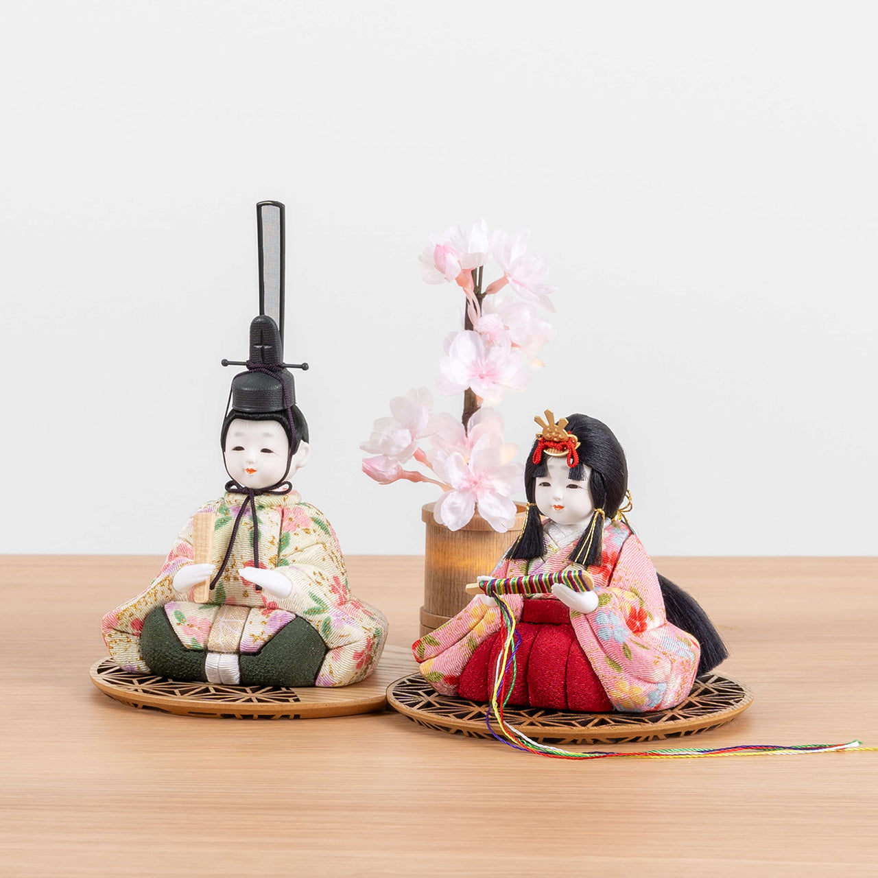 ことの木目込ひな　もも　円形重ね麻の葉玉台