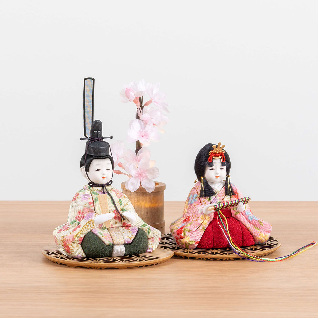 ことの木目込ひな　もも　円形重ね麻の葉玉台