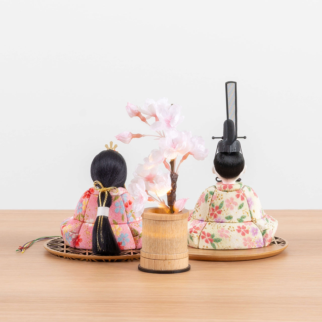 ことの木目込ひな　もも　円形重ね麻の葉玉台