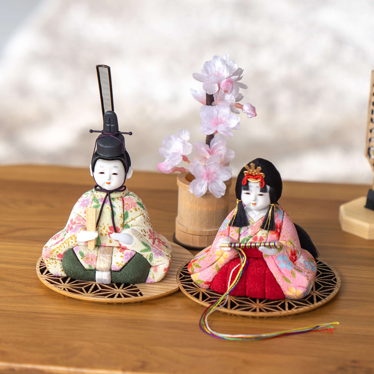 ことの木目込ひな　もも　円形重ね麻の葉玉台