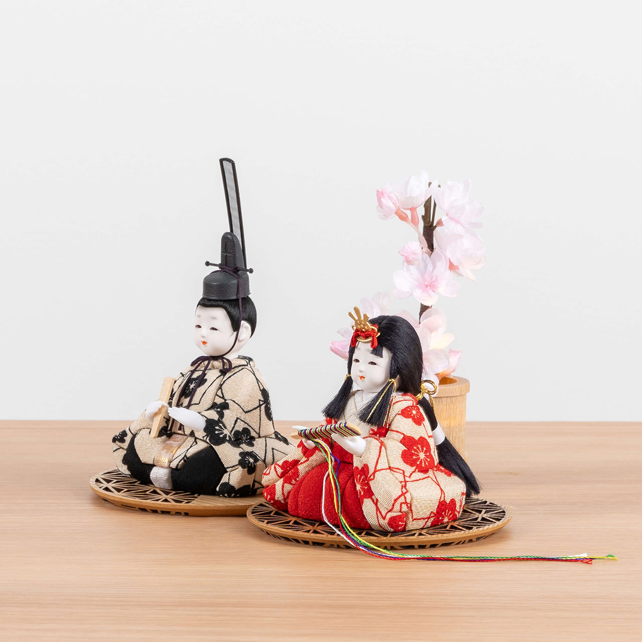 ことの木目込ひな　うめ　円形重ね麻の葉玉台