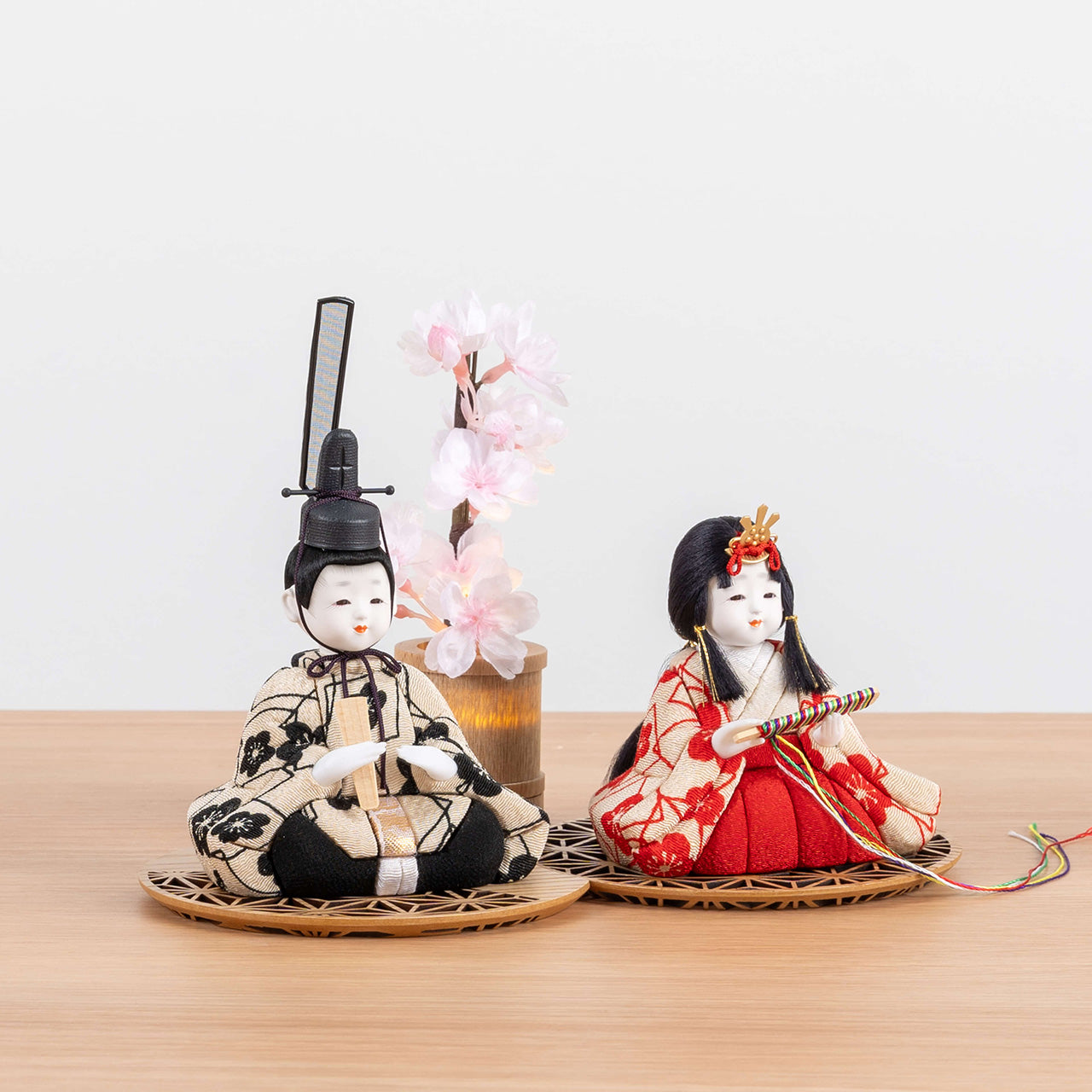 ことの木目込ひな　うめ　円形重ね麻の葉玉台