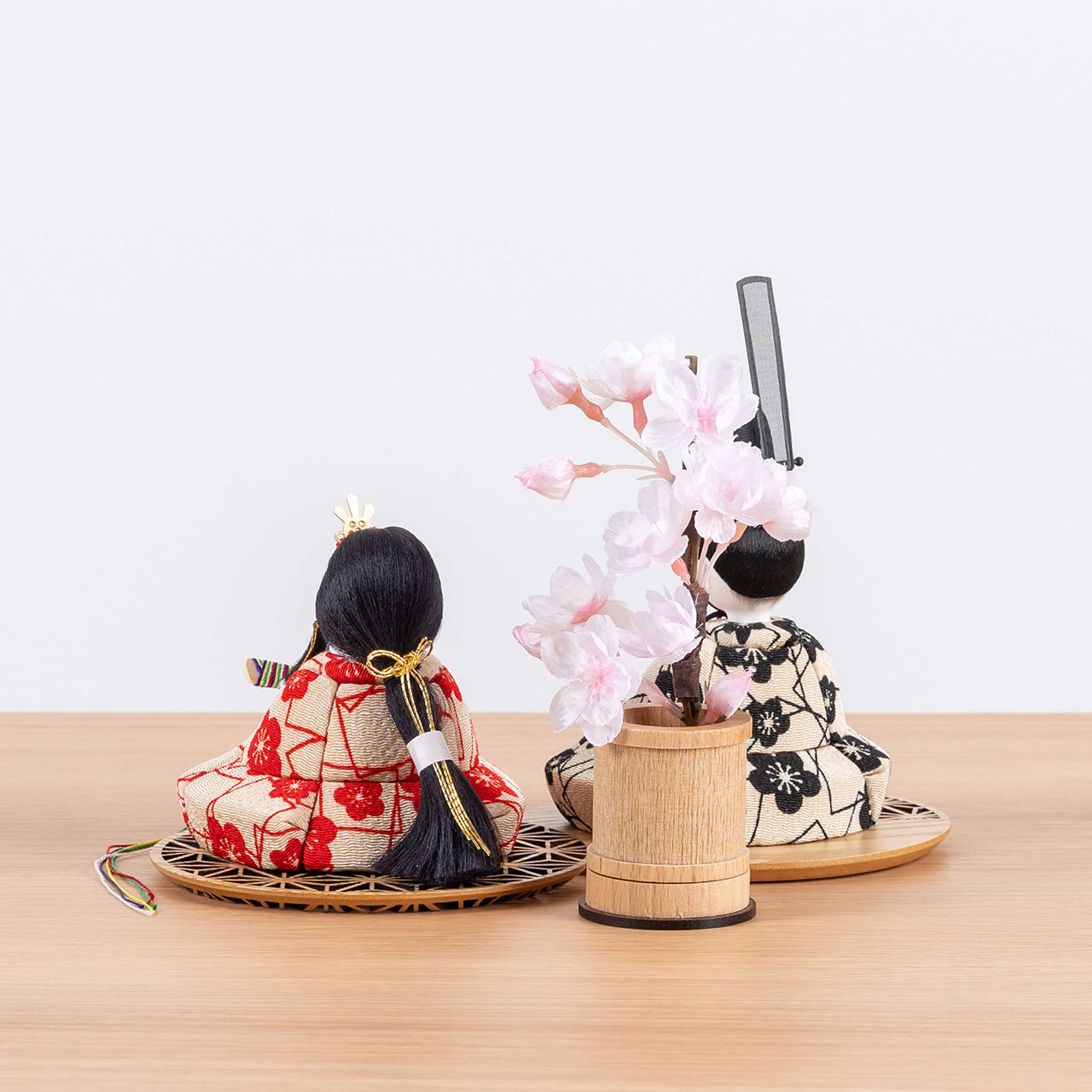 ことの木目込ひな　うめ　円形重ね麻の葉玉台