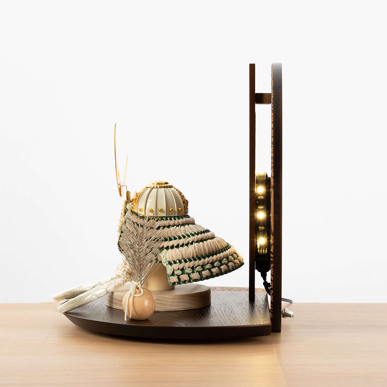 ことのオリジナル兜　伊達政宗　灯円麻の葉衝立B