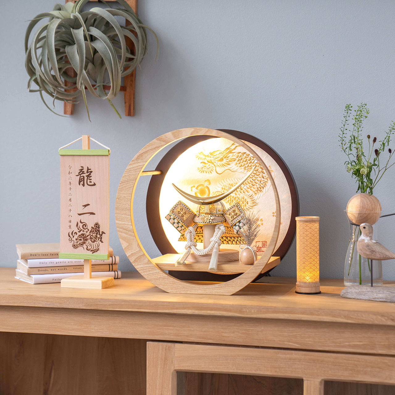 ことのオリジナル兜　伊達政宗　灯月型飾台　手描龍