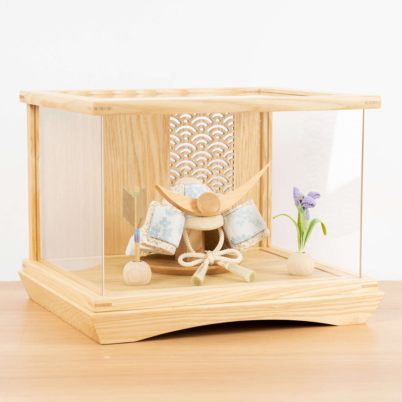 ことの木目込かぶと　そら　上杉謙信　円ケース　青海波