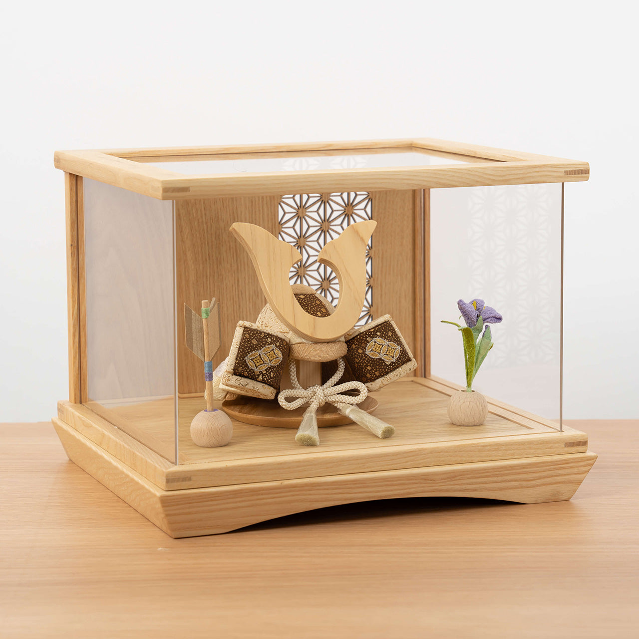 ことの木目込かぶと　つき　鍬形　円ケース　麻の葉