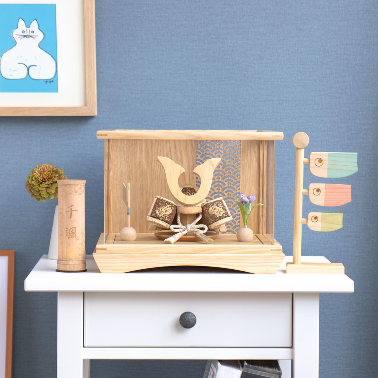 ことの木目込かぶと　つき　鍬形　円ケース　青海波