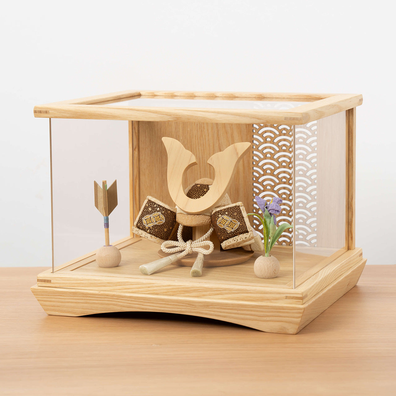 ことの木目込かぶと　つき　鍬形　円ケース　青海波