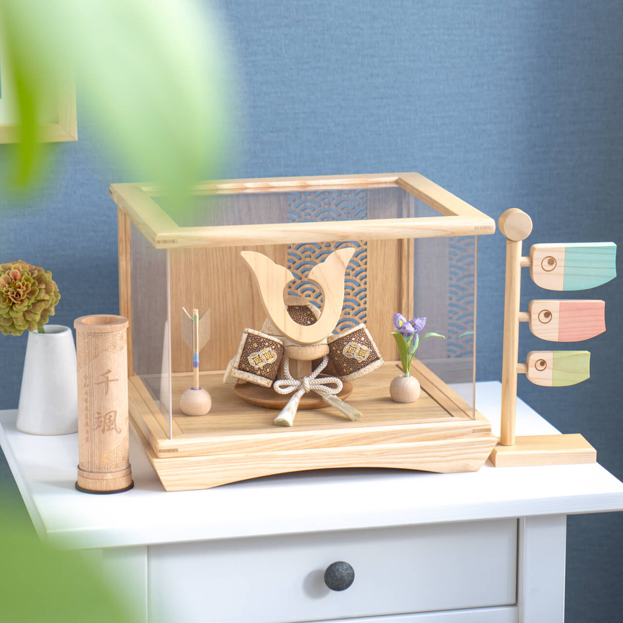 ことの木目込かぶと　つき　鍬形　円ケース　青海波