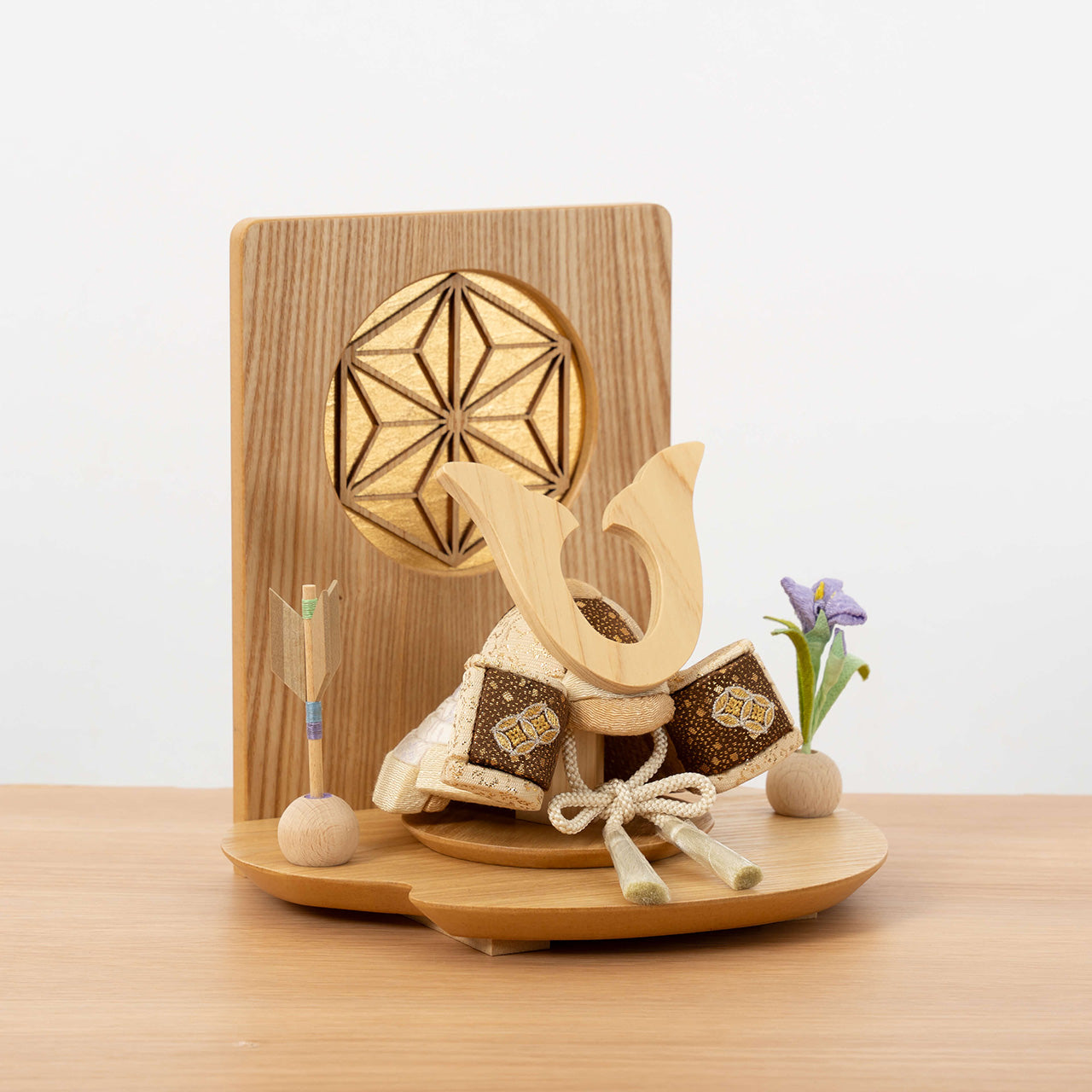 ことの木目込かぶと　つき　鍬形　木目衝立　麻の葉