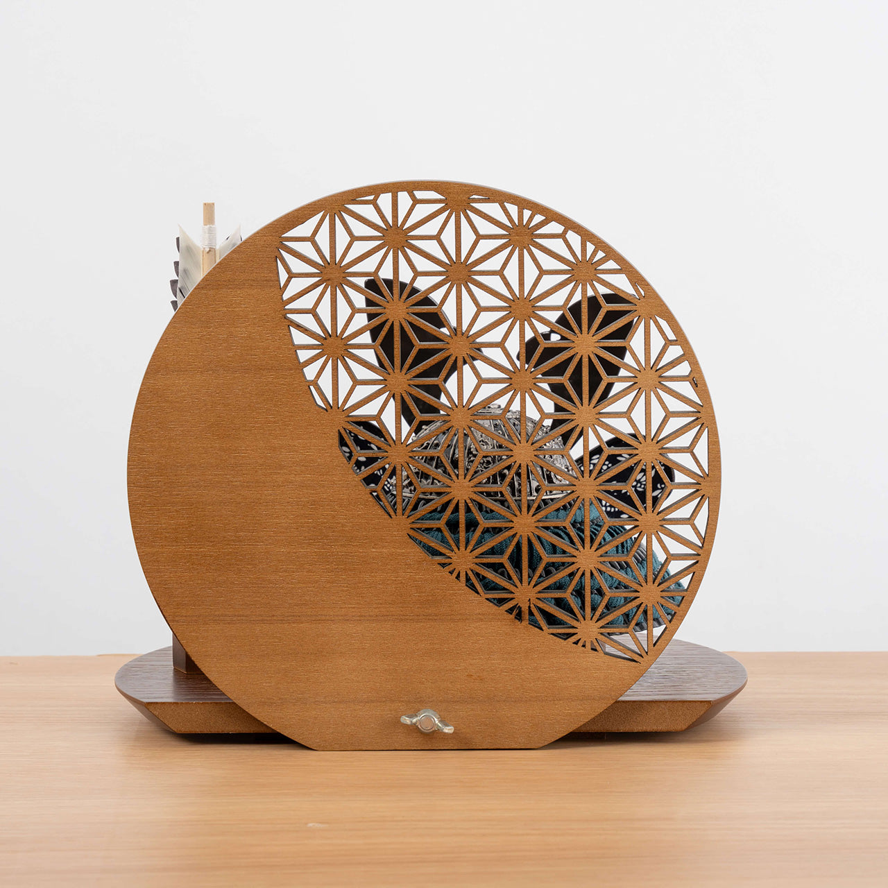 ことのおぼこ兜　こく　麻の葉　丸型B衝立