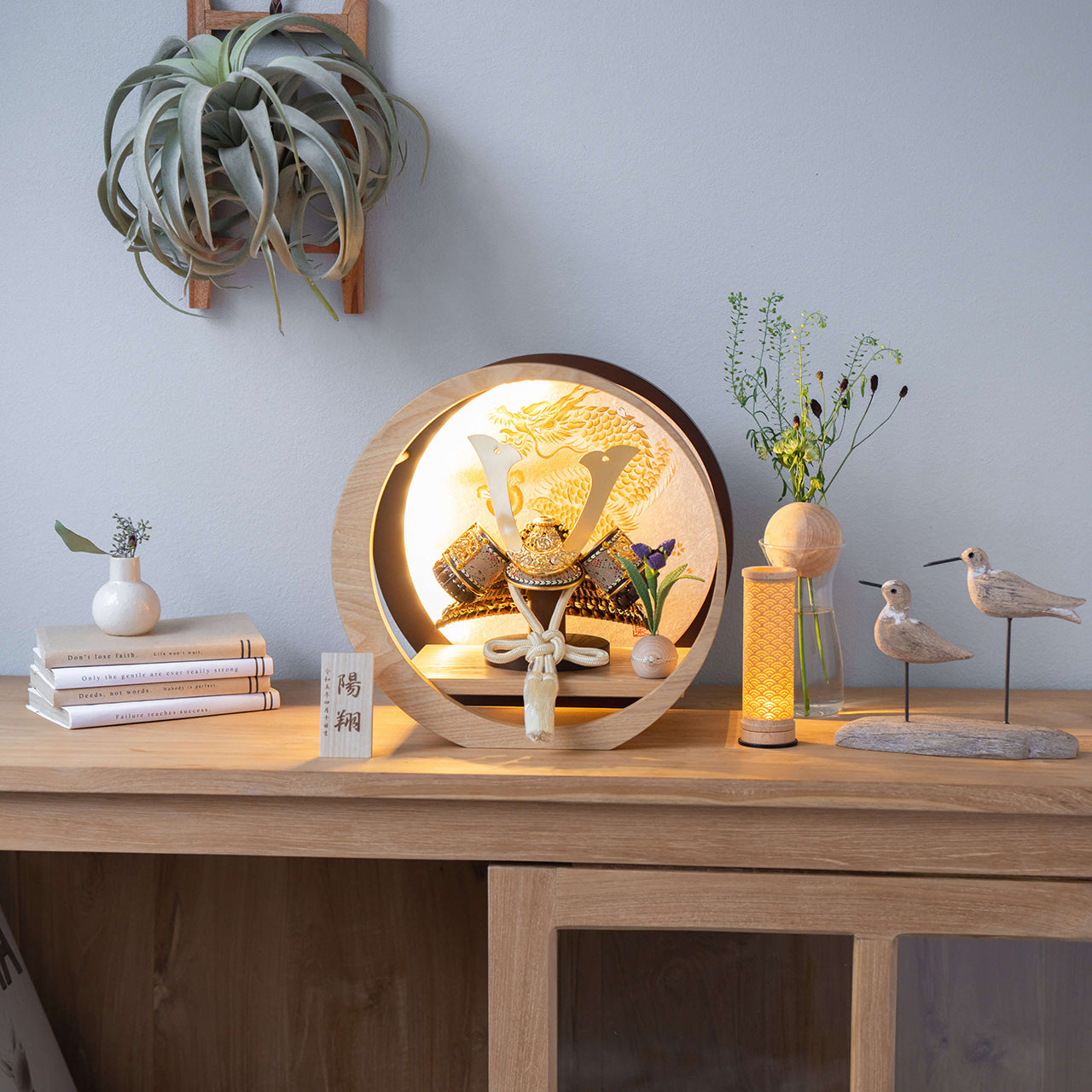 ことの兜　りく　灯月型飾台　手描龍