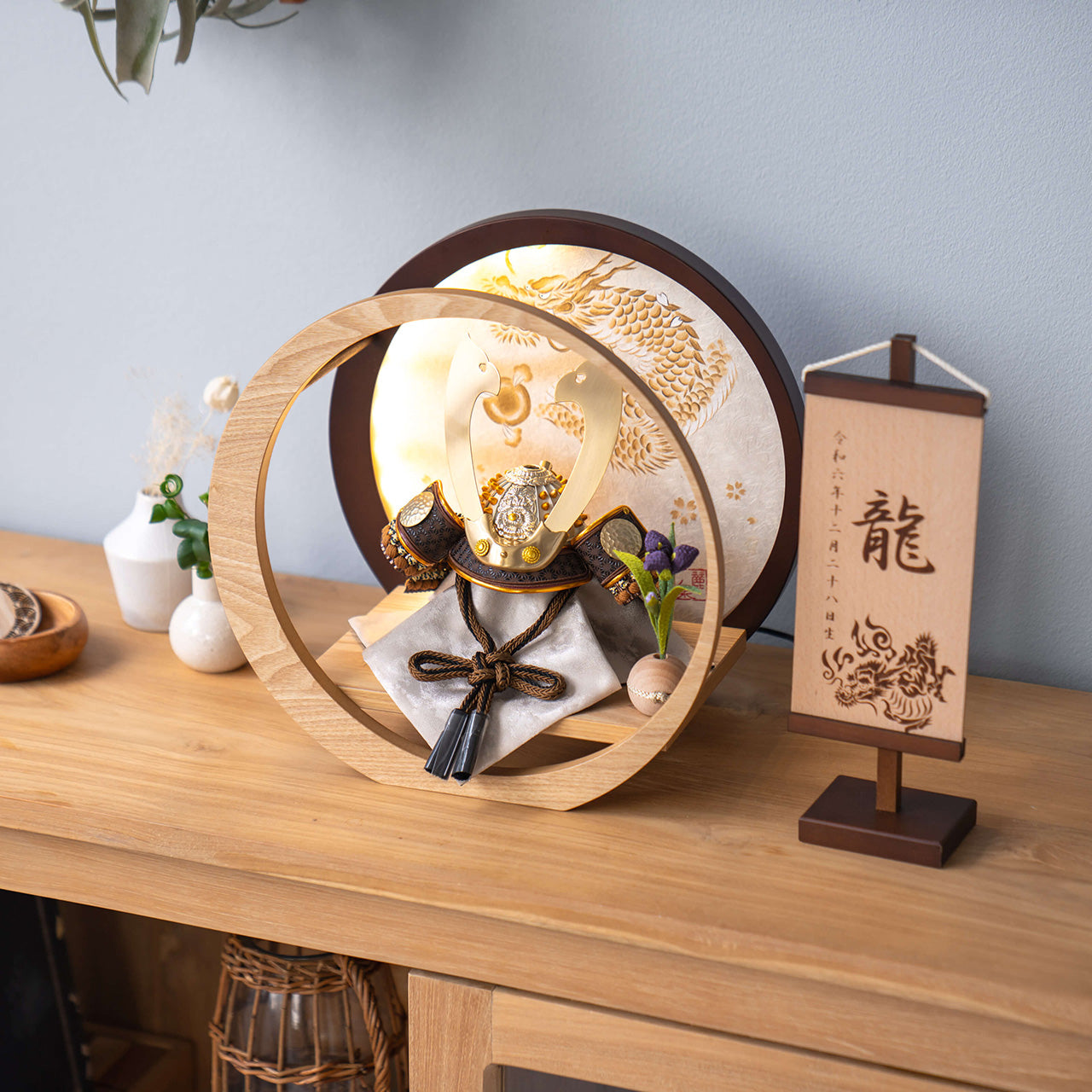 ことの兜　たつき　灯月型飾台　手描龍