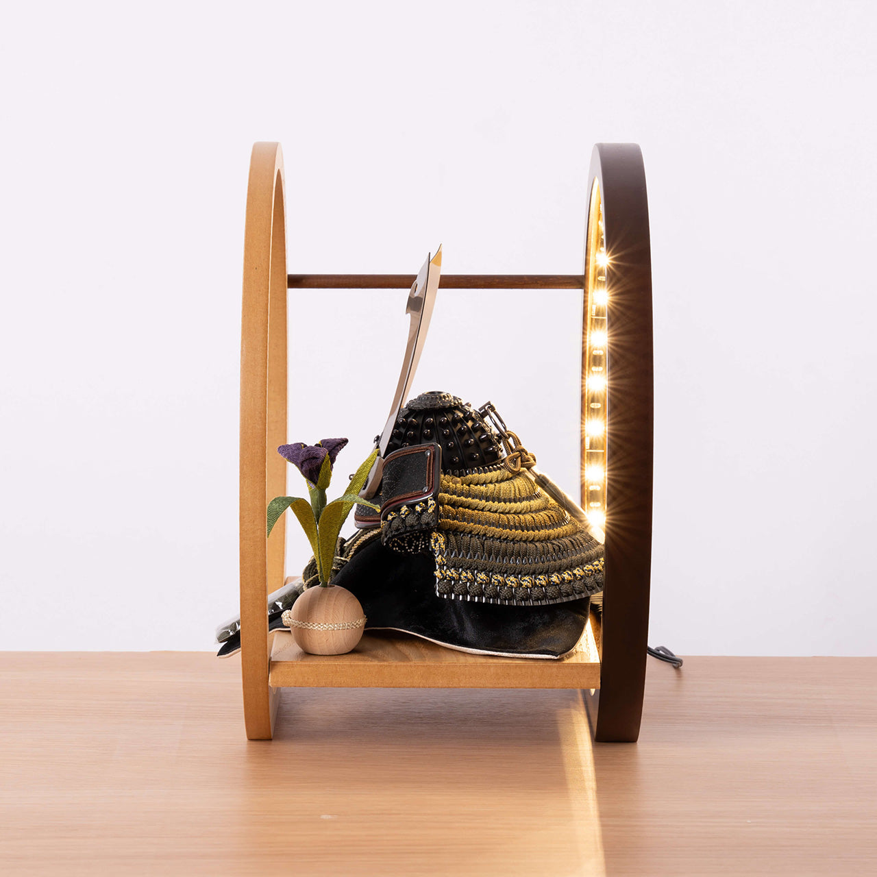 ことの兜　とも　灯月型飾台　手描龍