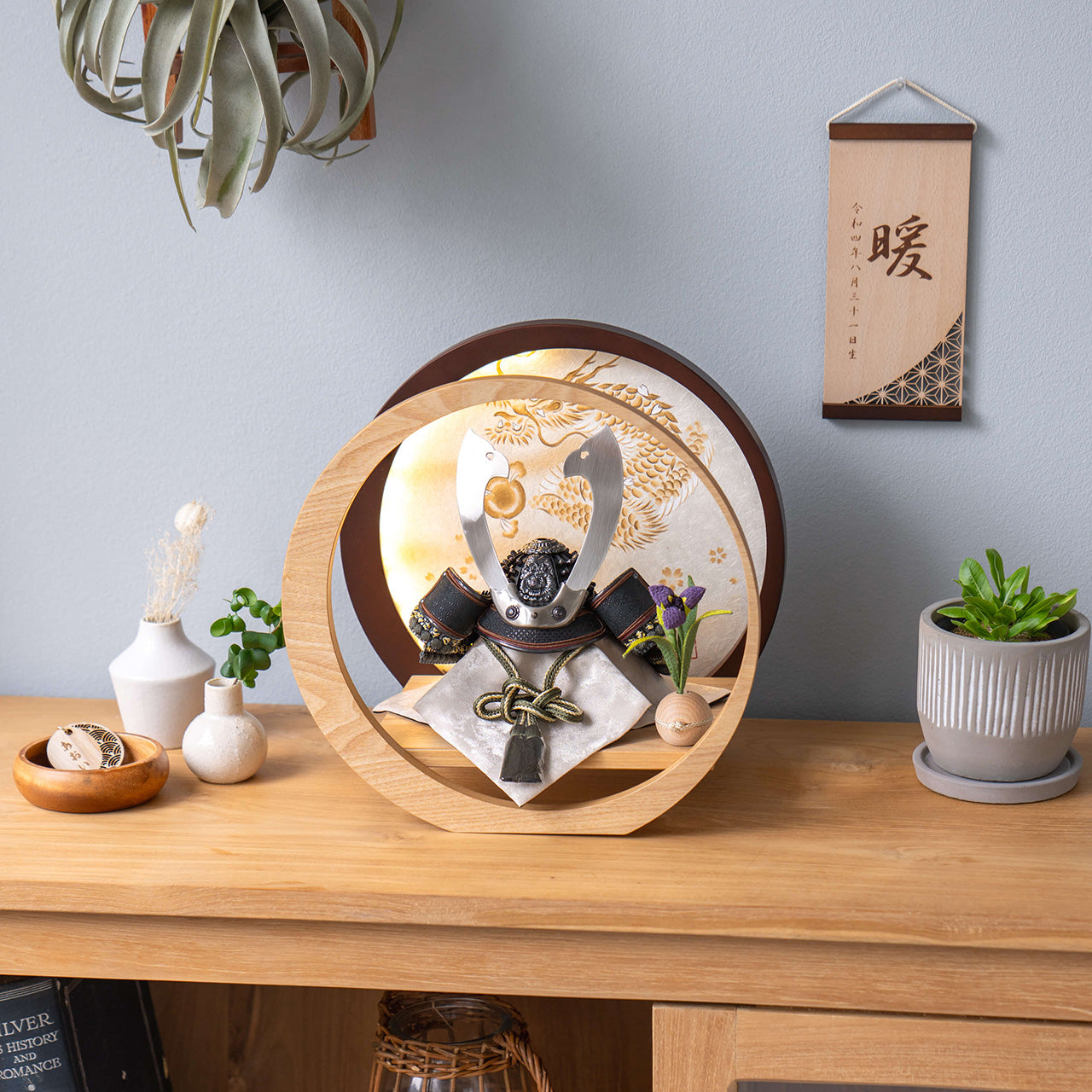 ことの兜　とも　灯月型飾台　手描龍