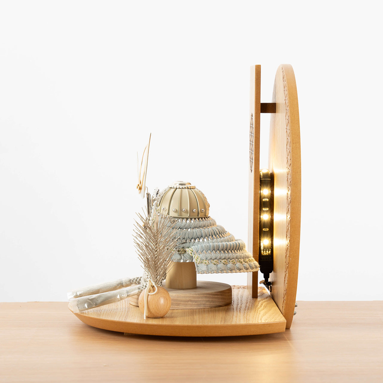 ことのオリジナル兜　上杉謙信　灯円麻の葉衝立N