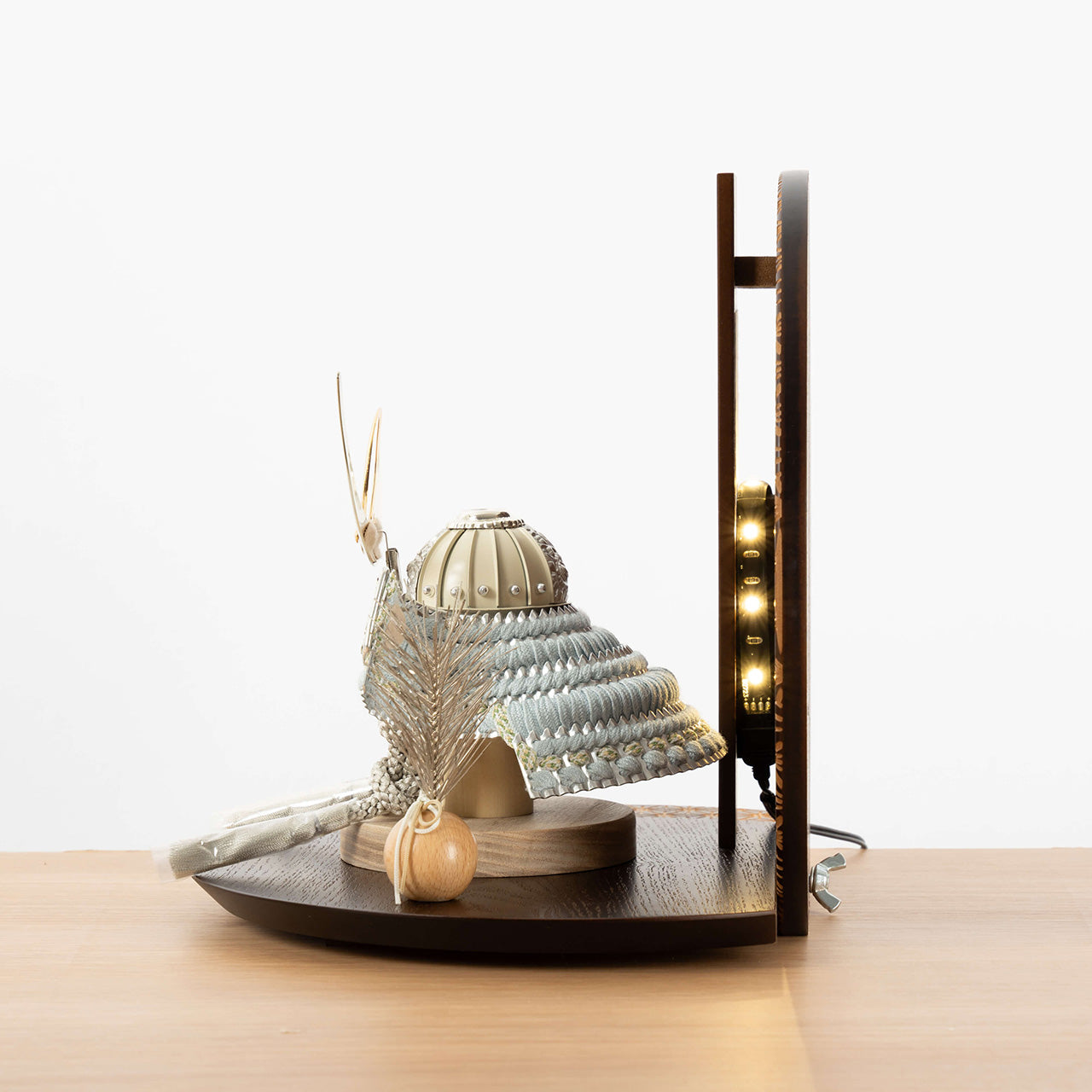 ことのオリジナル兜　上杉謙信　灯円麻の葉衝立B