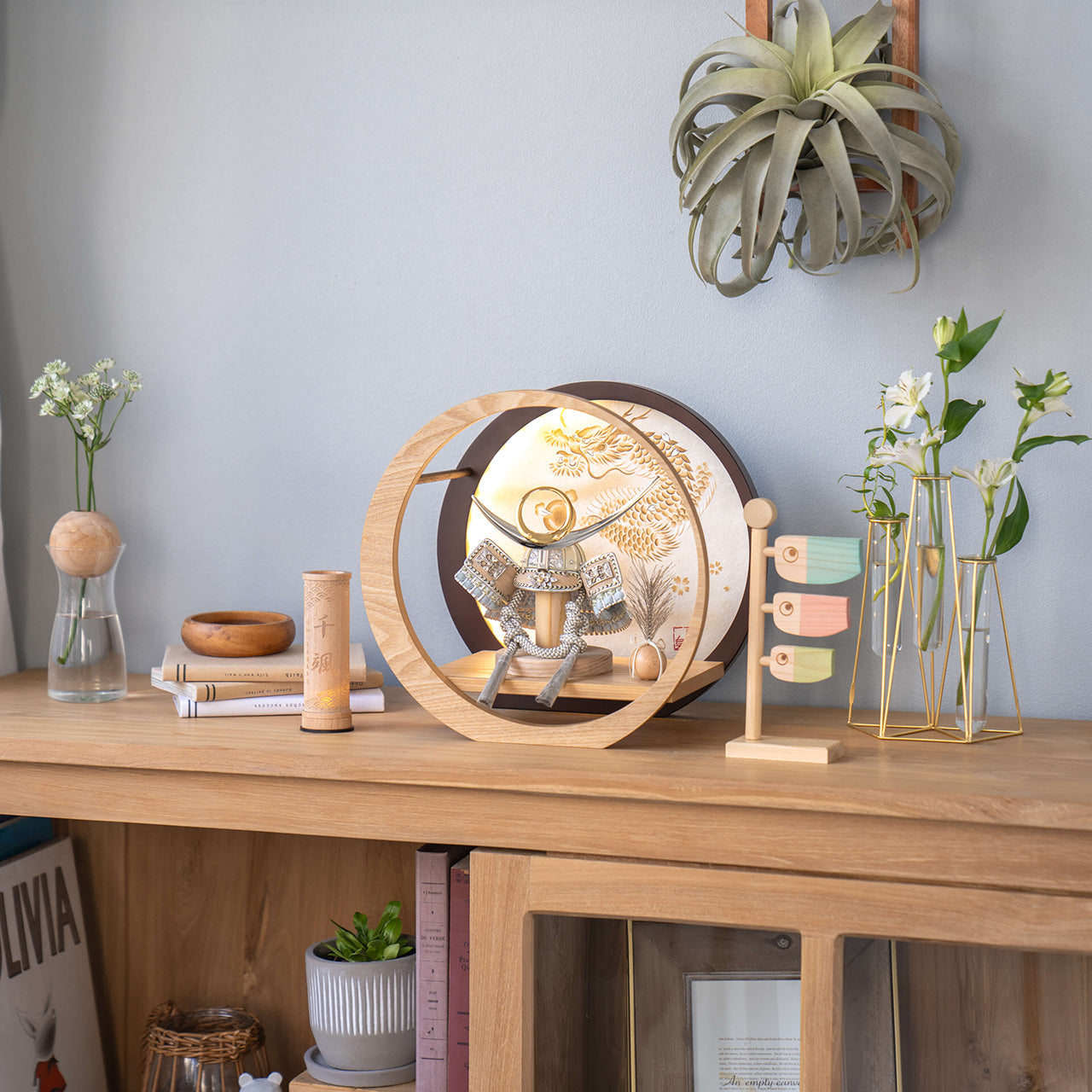 ことのオリジナル兜　上杉謙信　灯月型飾台　手描龍