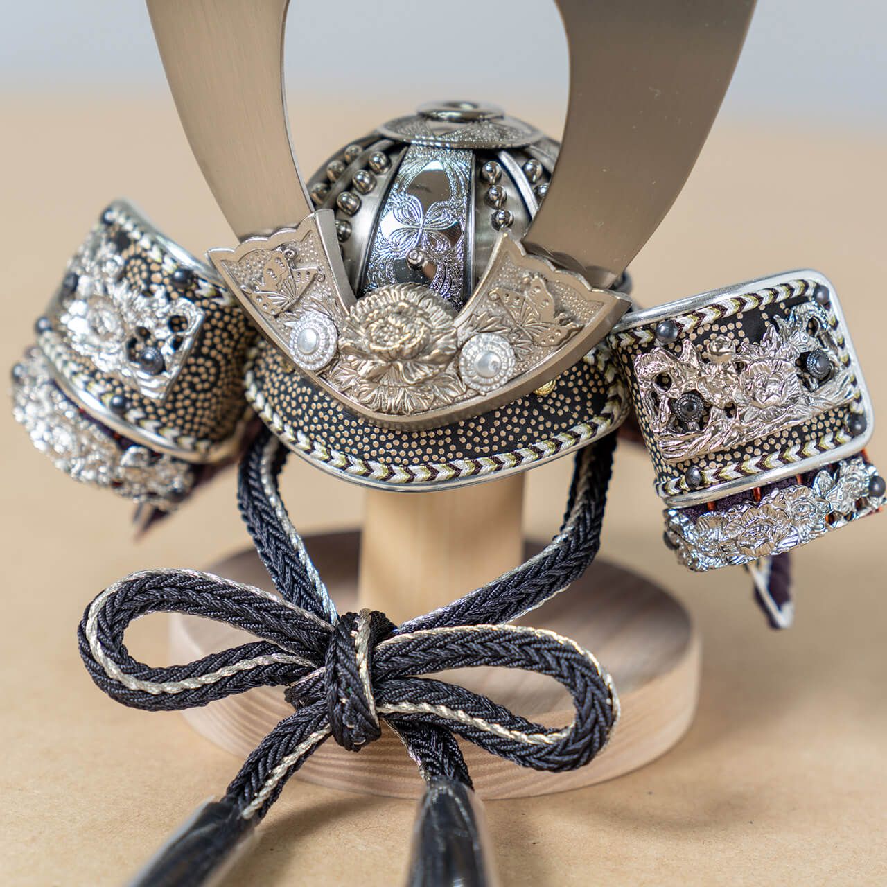 KOTO×悠雅コラボ兜　銀大鍬　麻の葉　円形B衝立