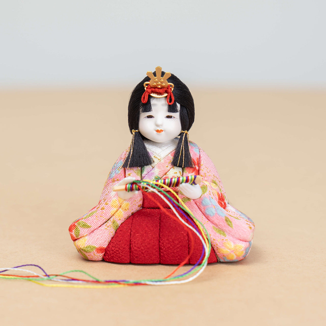 ことの木目込ひな　もも　円形重ね麻の葉玉台