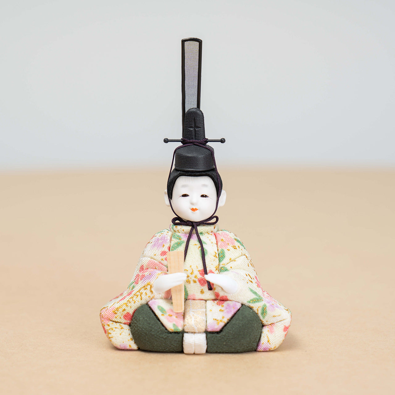 ことの木目込ひな　もも　円形重ね麻の葉玉台