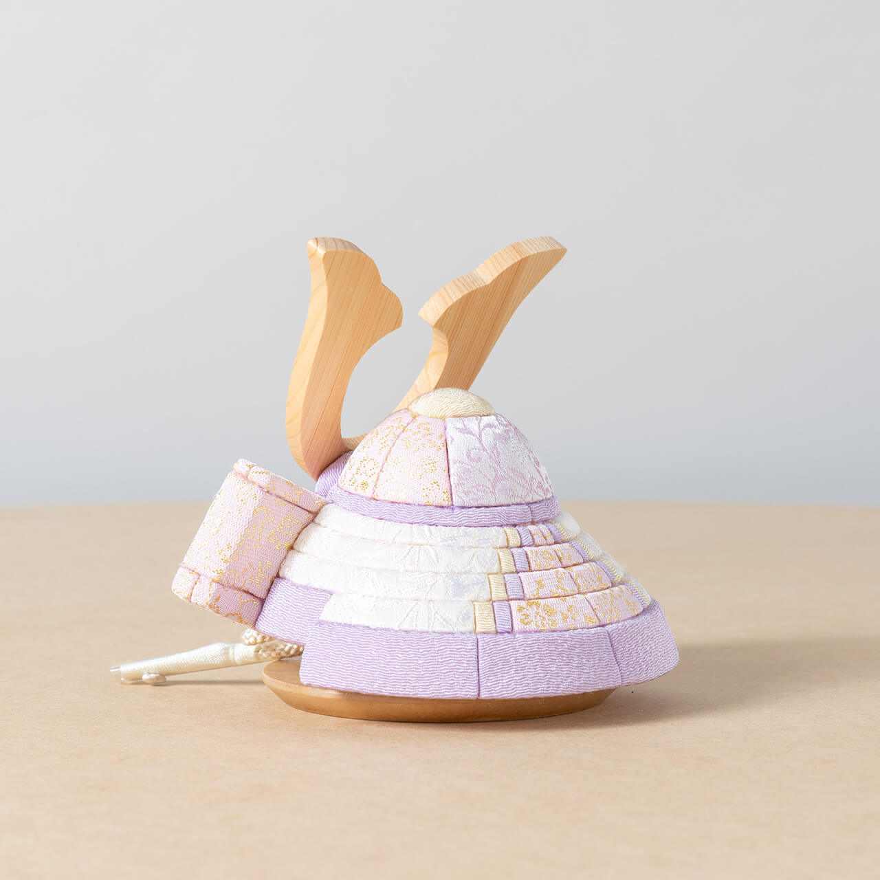 ことの木目込かぶと　はな　鍬形　桧月