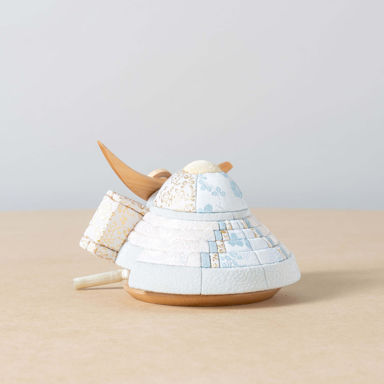 ことの木目込かぶと　そら　上杉謙信　円ケース　青海波