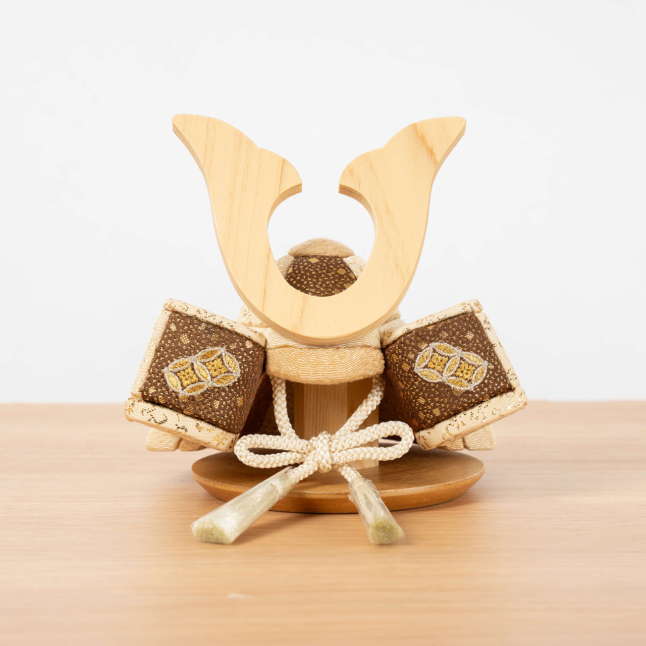 ことの木目込かぶと　つき　鍬形　木目衝立　麻の葉