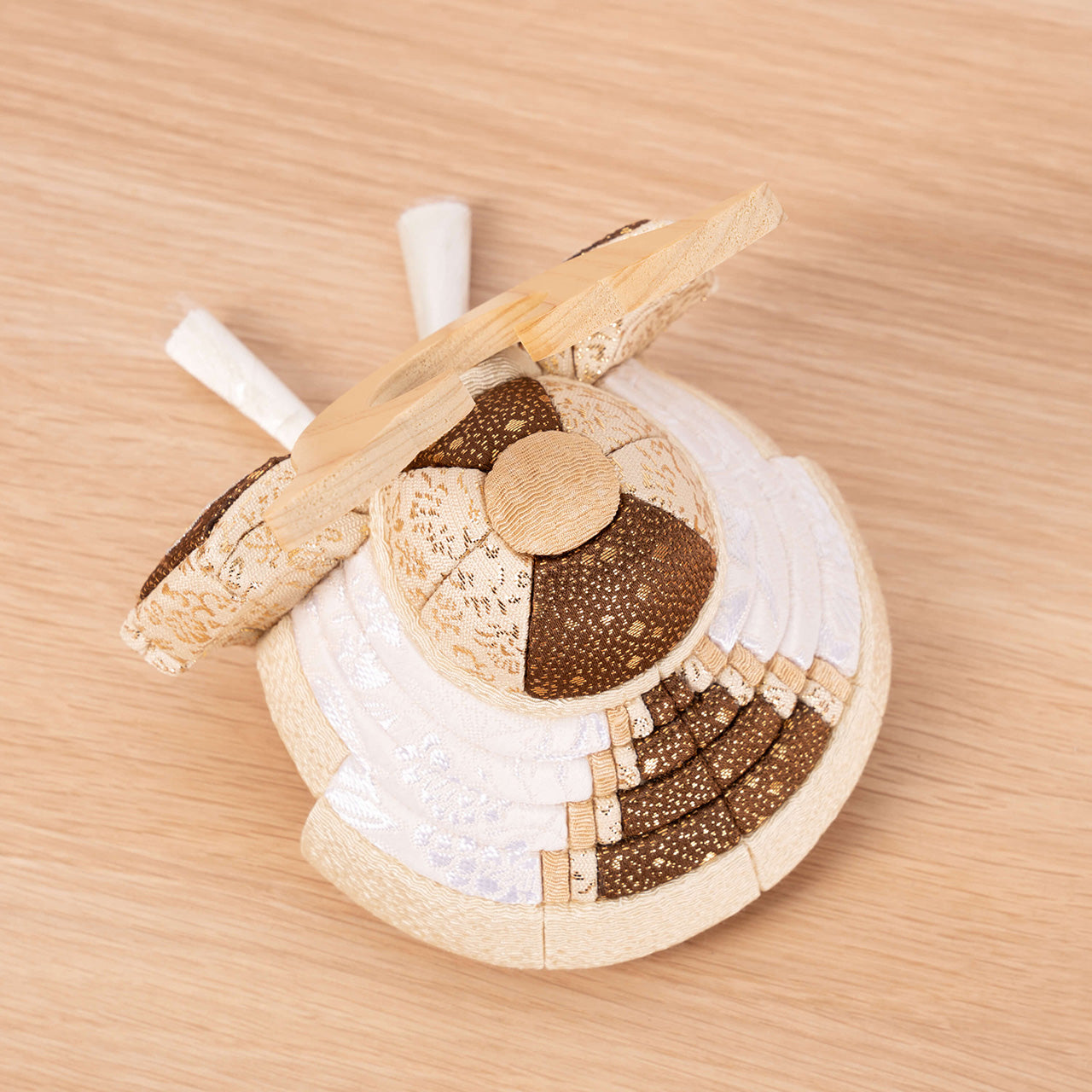 ことの木目込かぶと　つき　鍬形　灯丸衝立　麻の葉　B