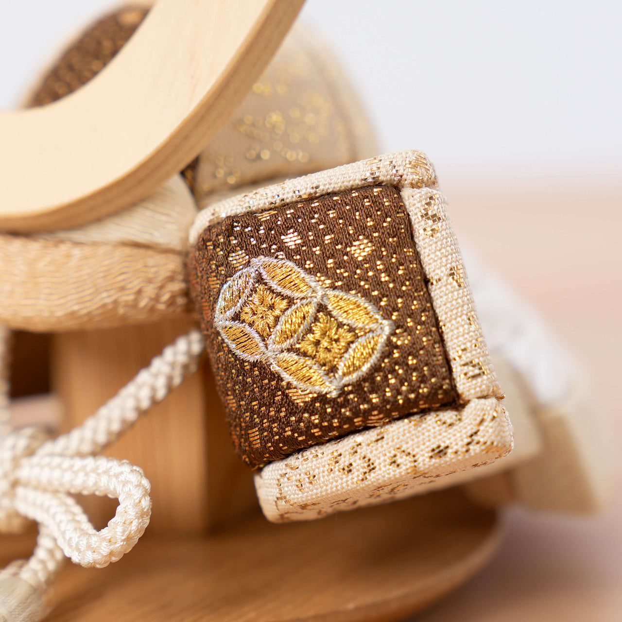 ことの木目込かぶと　つき　鍬形　円ケース　麻の葉