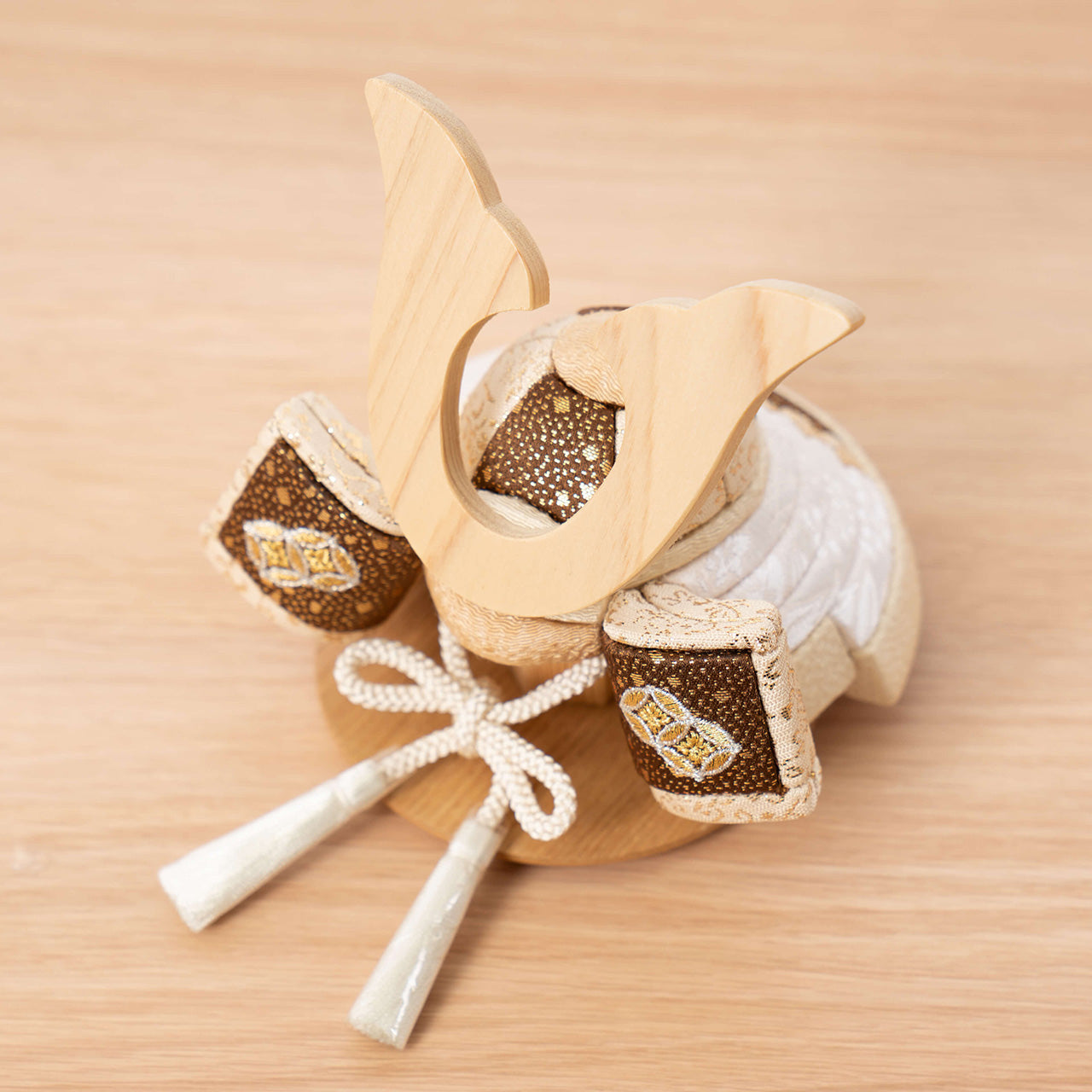 ことの木目込かぶと　つき　鍬形　灯丸衝立　麻の葉　N