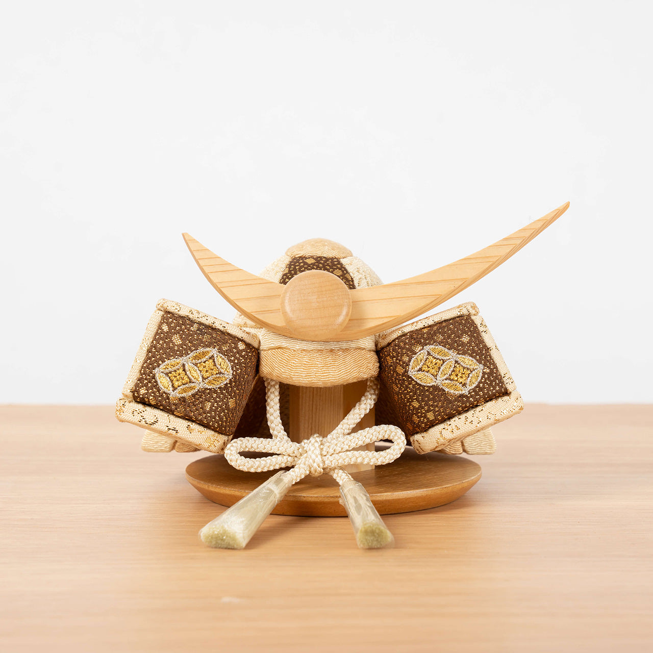 ことの木目込かぶと　つき　上杉謙信　木目衝立　麻の葉