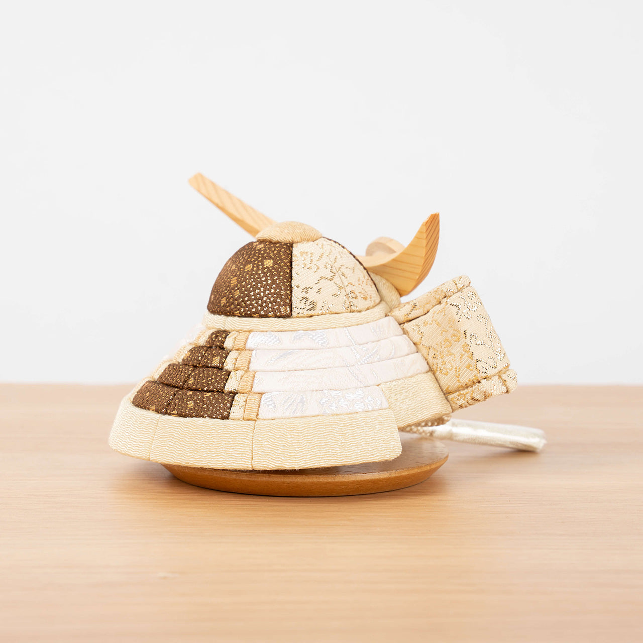 ことの木目込かぶと　つき　上杉謙信　灯丸衝立　麻の葉　B