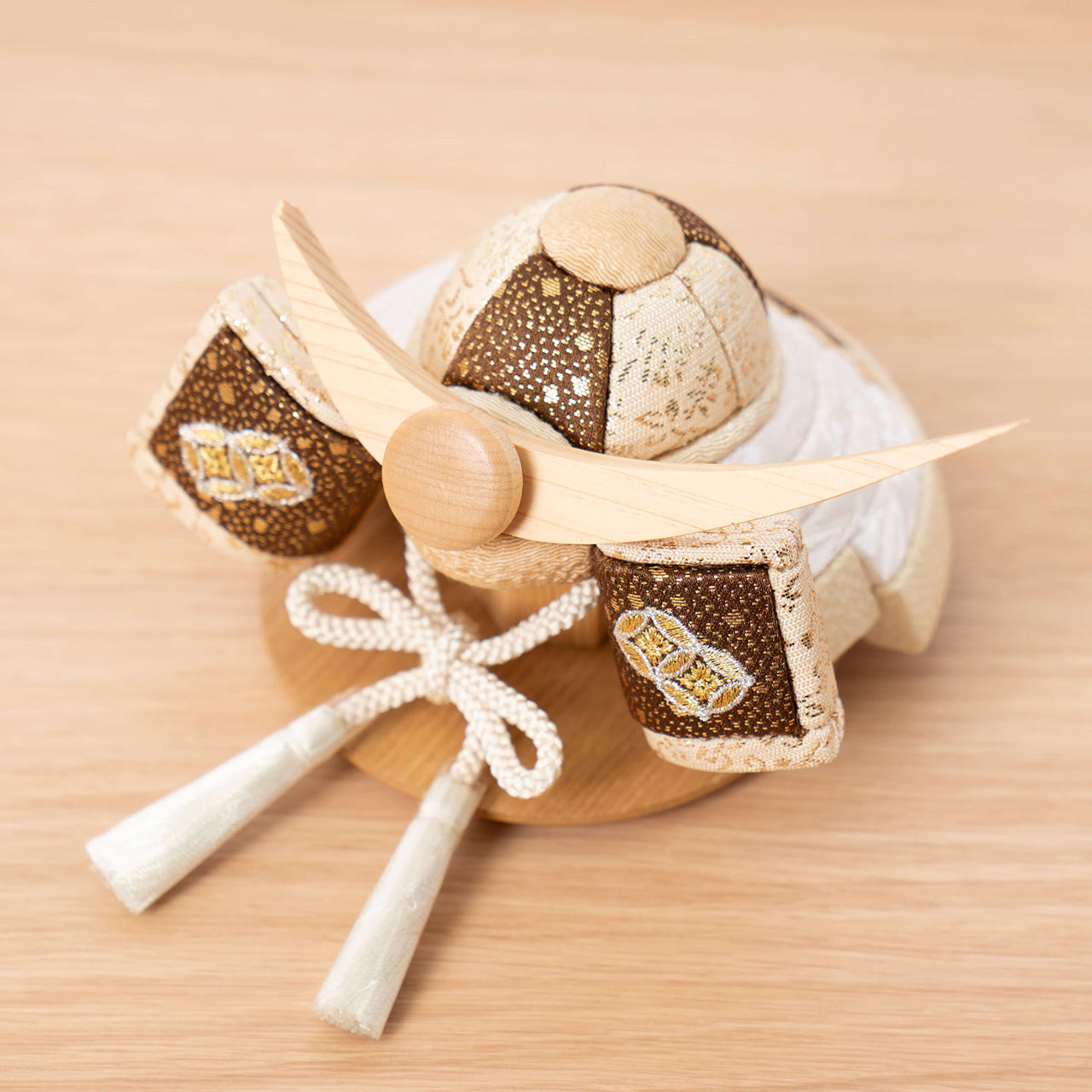 ことの木目込かぶと　つき　上杉謙信　円ケース　麻の葉