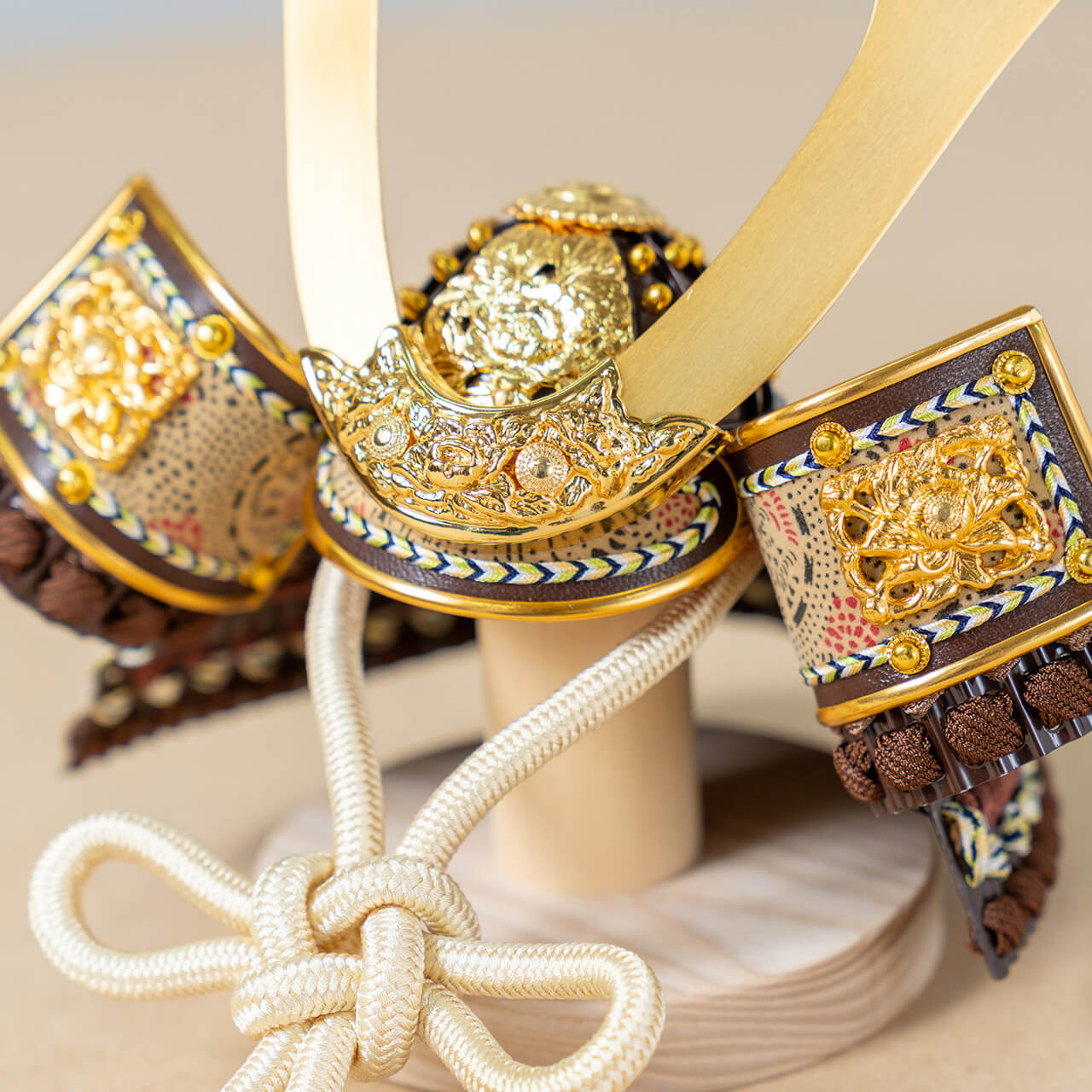 ことの兜　りく　灯月型飾台　手描龍