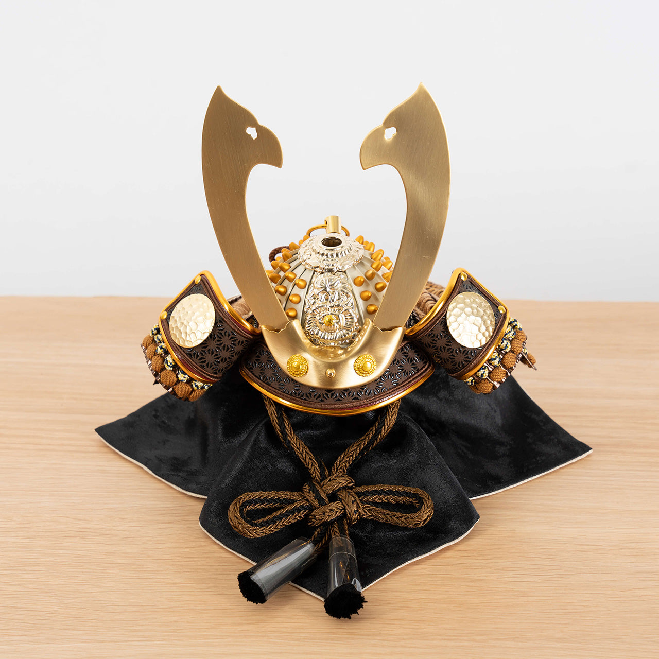 ことの兜　たつき　灯月型飾台　手描龍