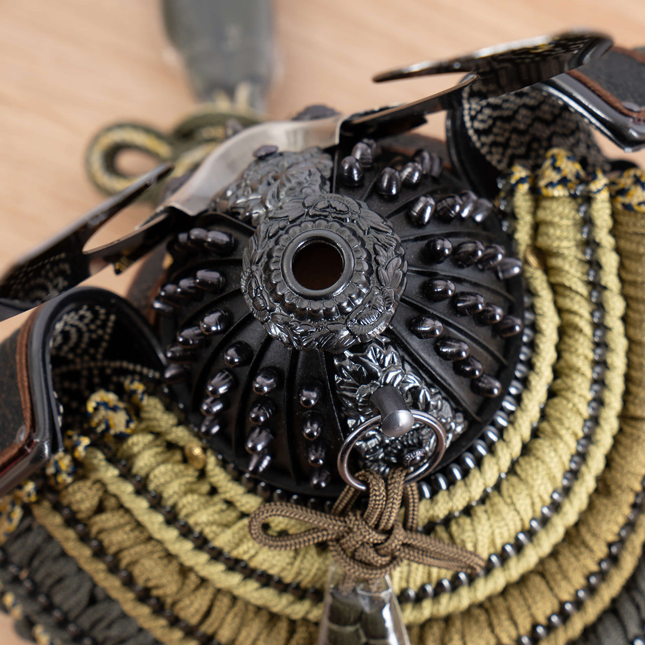 ことの兜　とも　灯月型飾台　手描龍