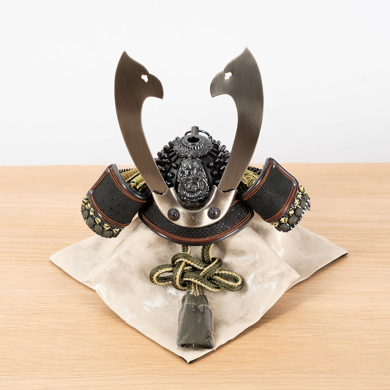 ことの兜　とも　灯月型飾台　手描龍