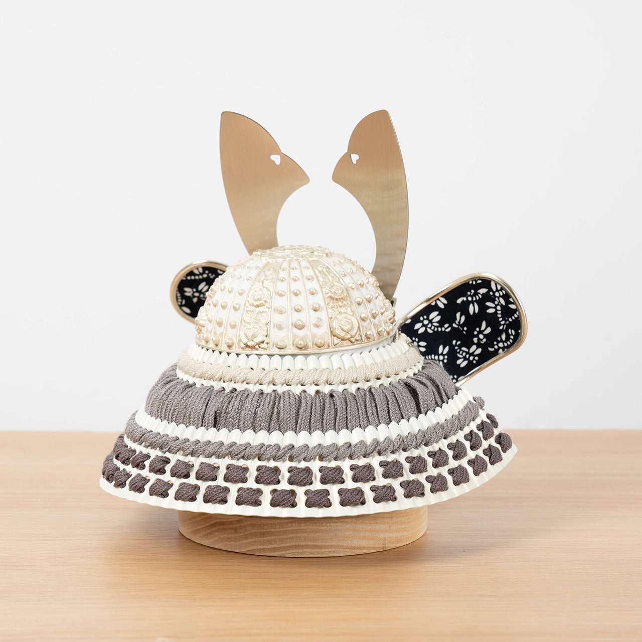 ことのおぼこ兜　せい　灯月型飾台　手描龍